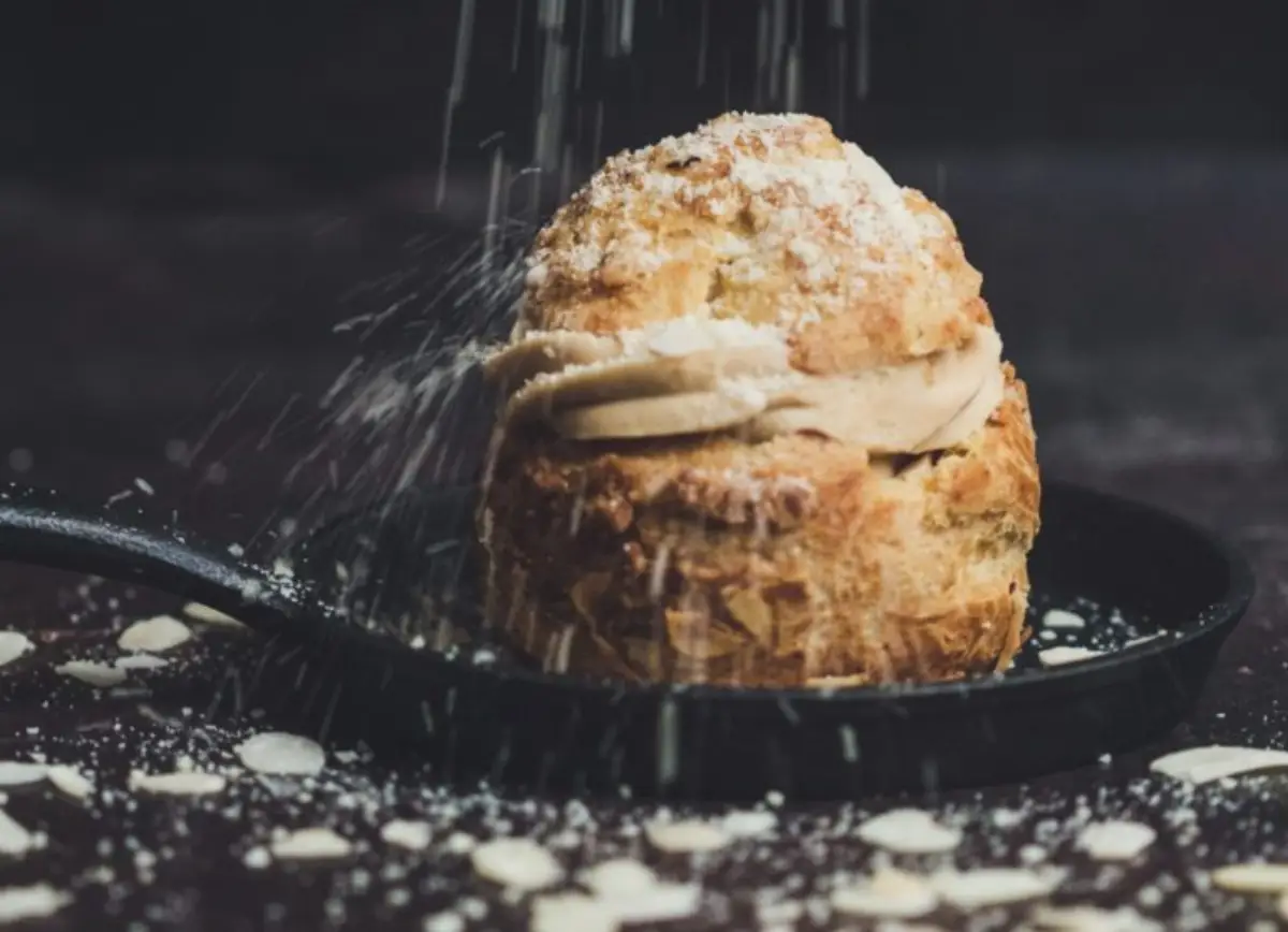 Chou pâtissier aux amandes saupoudré de sucre